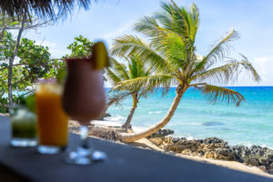 Amerika, Karibik, Große Antillen, Dominikanische Republik, Cabarete, Farbenfrohe Cocktails vor Strandkulisse im Natura Cabana Boutique Hotel & Spa Amerika, Karibik, Große Antillen, Dominikanische Republik, Cabarete, Farbenfrohe Cocktails vor Strandkulisse im Natura Cabana Boutique Hotel & Spa